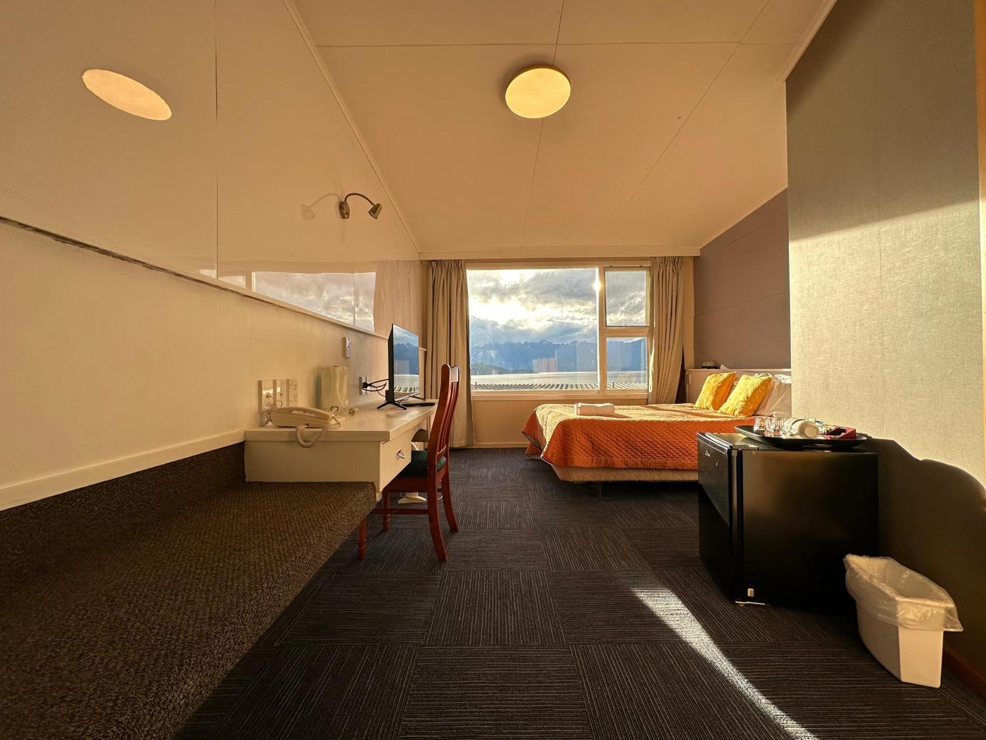 Te Anau Manapouri Lake Hotel Buitenkant foto