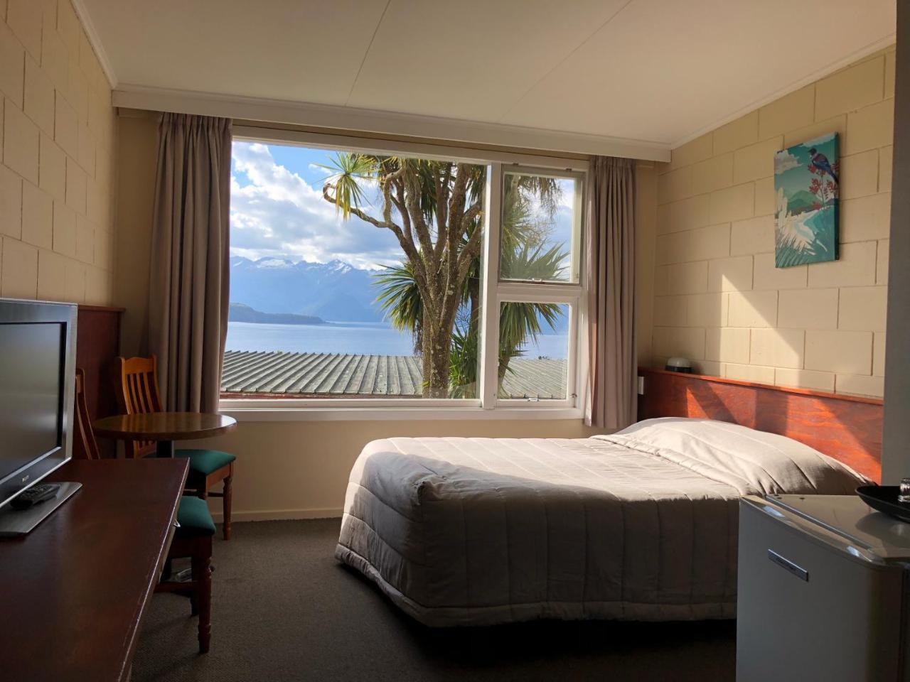 Te Anau Manapouri Lake Hotel Buitenkant foto